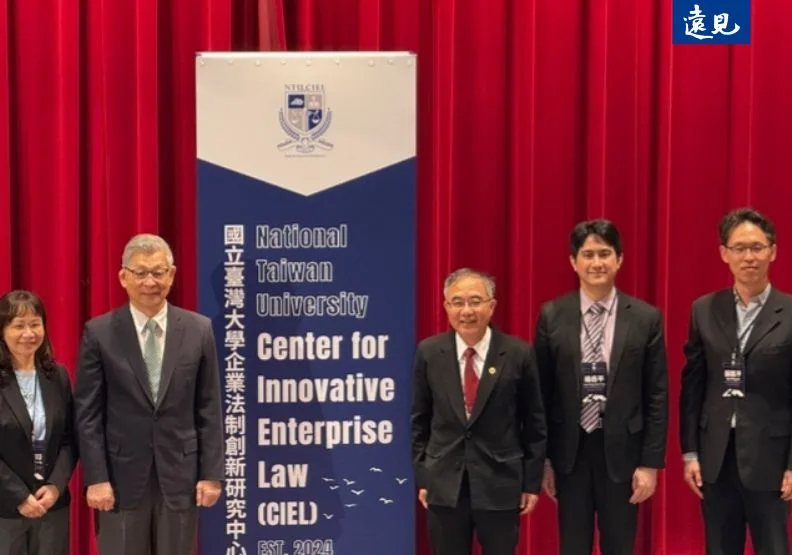 國泰金控董事長蔡宏圖（左2）參加台大企業法制創新研究中心揭牌。廖君雅攝