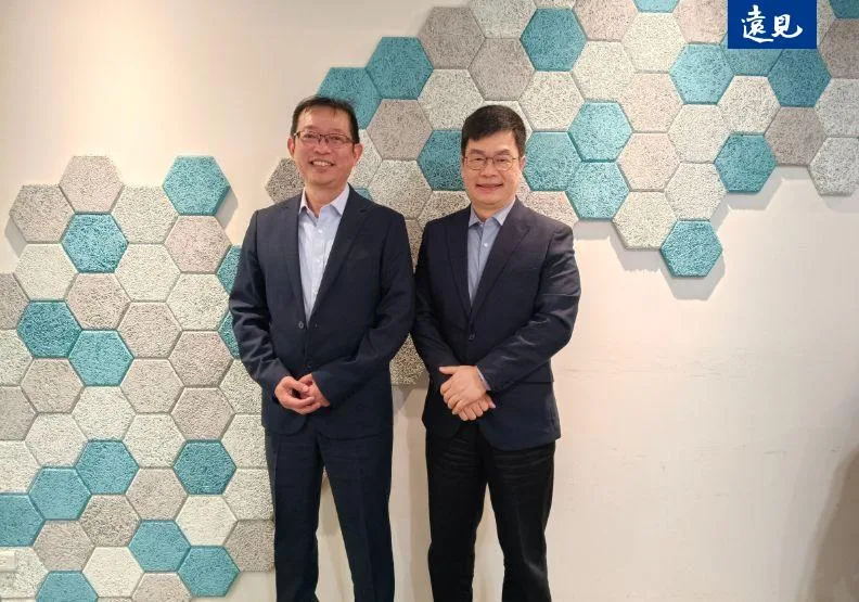 百年老店李長榮靠AI蛻變為科學公司。圖右為數位與資訊處資訊長顏心德，左為卓越營運處資深副總經理趙繁明。段詩潔攝