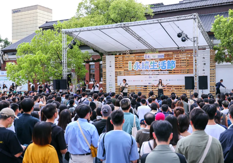 活動場地擠滿近千位觀眾，伴隨涼爽樂音與和煦陽光，營造出既熱烈又愉悅的永續午後。