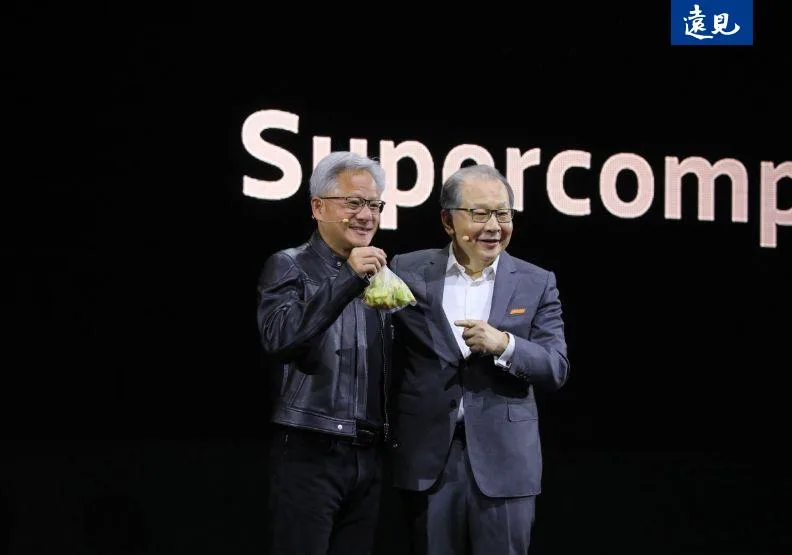 聯發科執行長蔡力行於COMPUTEX發表主題演講，輝達執行長黃仁勳到場支持，蔡力行也送上水果。蘇義傑攝