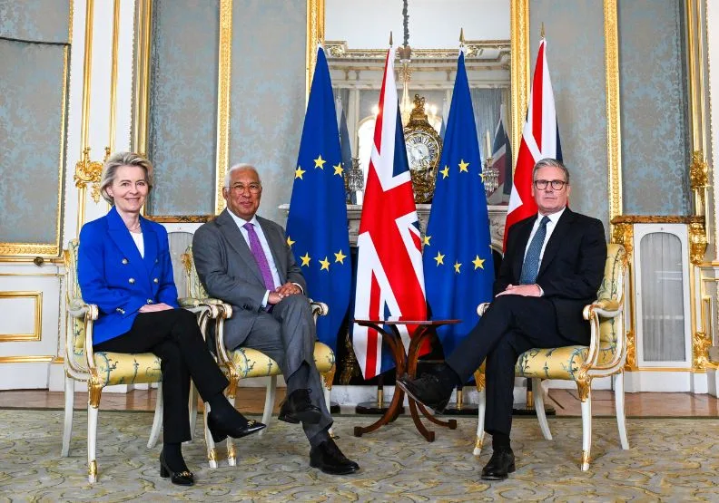 「英歐高峰會」19日於倫敦登場。左起歐盟執委會主席范德賴恩（Ursula von der Leyen）、歐洲理事會主席柯斯塔（Antonio Costa）與英國首相施凱爾（Keir Starmer）共同主持。取自X@EUCouncil