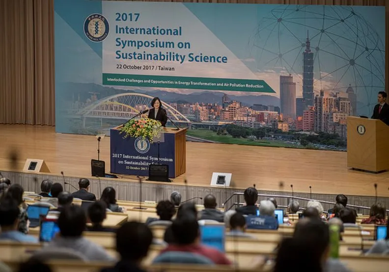 2017年，時任總統蔡英文出席「永續科學國際研討會」開幕式，說明政府如何推動永續未來。總統府提供