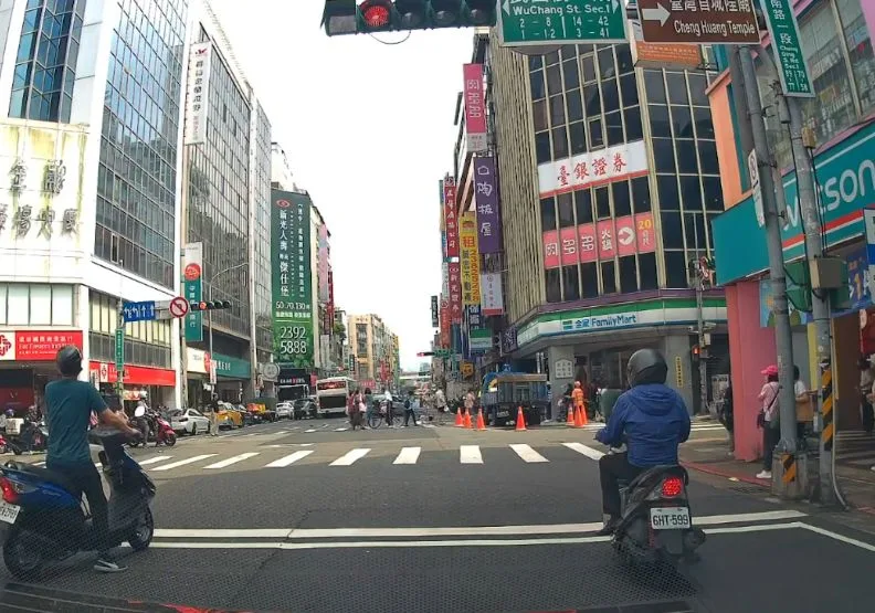 台北市重慶南路1段今天發生嚴重車禍。取自Threads@mr.an910