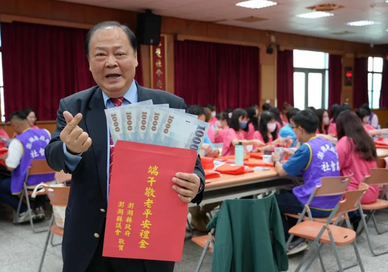 澎湖縣長陳光復（中）在大年初一傳出跌倒昏迷，第一時間送醫急救。圖為之前活動照片，取自澎湖縣政府臉書粉專