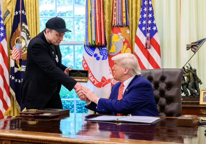 美國總統川普（右）、科技業億萬富豪馬斯克（左）。Flickr by The White House