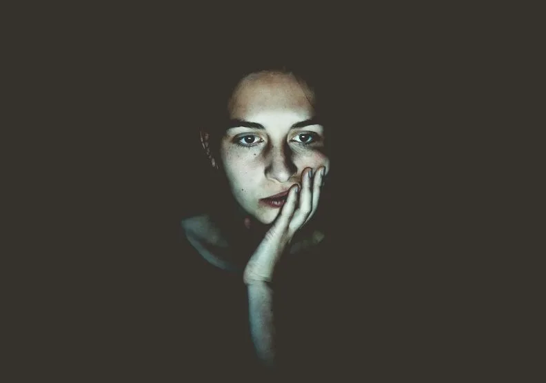 有人因為先天結構，天生就一付臭臉，可以透過整型來補救。Unsplash by Niklas Hamann