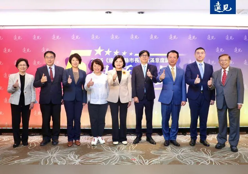 左起：遠見．天下文化事業群發行人王力行、台南市長黃偉哲、台東縣長饒慶鈴、嘉義市長黃敏惠、雲林縣長張麗善、高雄市長陳其邁、嘉義縣長翁章梁、基隆市長謝國樑、遠見．天下文化事業群創辦人高希均。張智傑攝