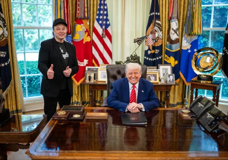 馬斯克（左）上週卸下政府公職，當時川普（右）還讚揚他主導聯邦削減支出的計畫。取自白宮官網