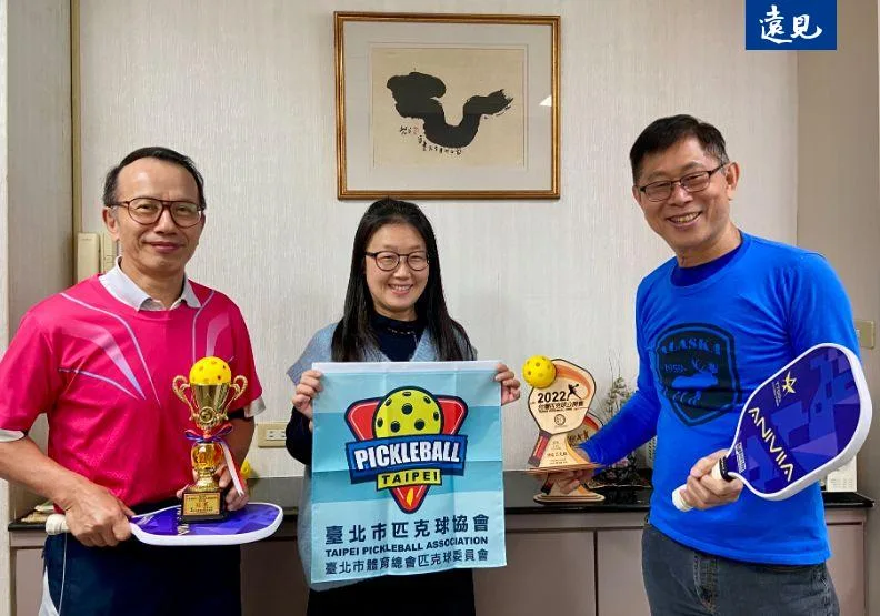 台北市匹克球協會副理事長林國塘（左一）、祕書長陳有文（右一）積極推廣熟齡加入匹克球的行列。吳季柔攝