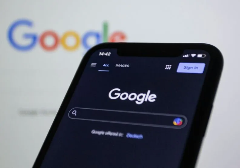 Google被控在未經同意下，使用新聞內容也不付費，掀起AI時代內容掠奪與平台壟斷的對抗。Photo by Shutter Speed on Unsplash