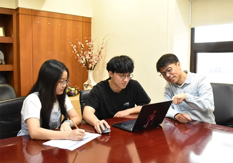 長庚科大林鴻銘研發長指導學生操作國考AI機器人
