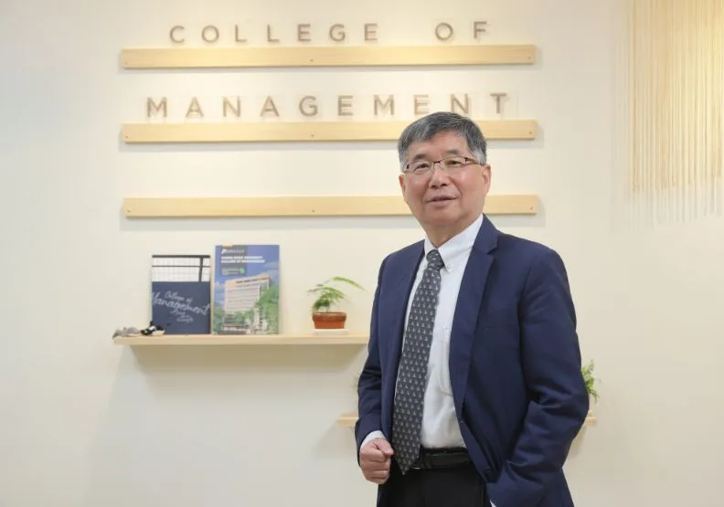 長庚大學管理學院院長李書行表示，管院以跨領域、雙主修、AI 力加乘，打造學生成為產業最需要的複合型人才。