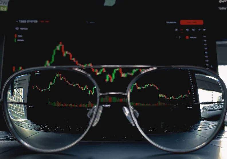 《別再看股價了！》／僅為情境圖，取自unsplash