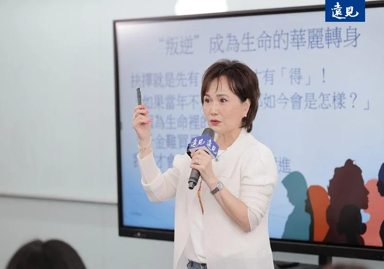 金鐘主播沈春華現身分享，為2025首場閱讀沙龍揭開溫暖序幕。遠見資料庫。