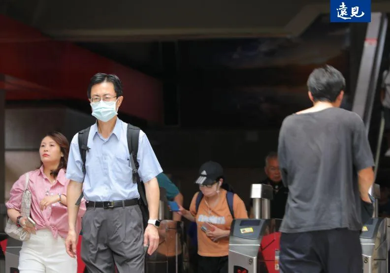 眼看8月1日美國總統川普新的對等關稅就要生效，台灣稅率卻遲遲不見公布，民眾與企業都心驚膽跳。圖為北市捷運站人潮。黃菁慧攝