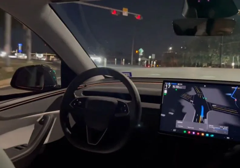 電動車大廠特斯拉（Tesla）22日在美國德州奧斯汀啟動無人計程車（Robotaxi）服務試營運。取自X@robotaxi