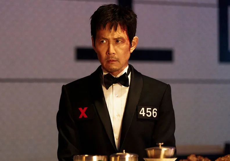 在《魷魚遊戲3》中，成奇勳穿上了神祕的西裝。Netflix