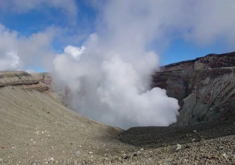 阿蘇中岳火山口。取自kumamoto.guide