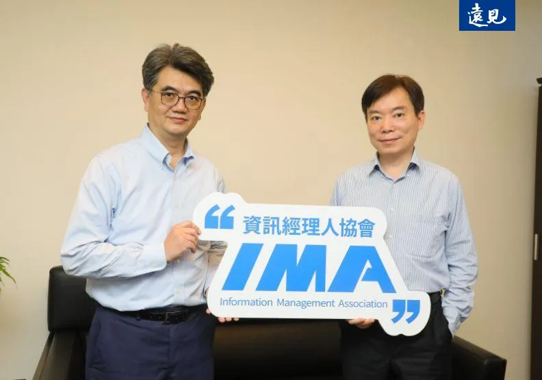 中華民國資訊經理人協會理事長蔡祈岩（右）、參與「Taiwan Tongues」計畫的IMA成員、同時也是吳三連文學獎得主胡長松（左）。蘇義傑攝