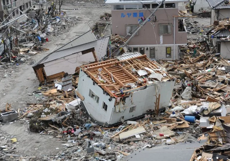 龍樹諒曾因為2011年3月精準預示東日本大地震而受到關注，圖為被海嘯沖毀的房屋。U.S. Navy