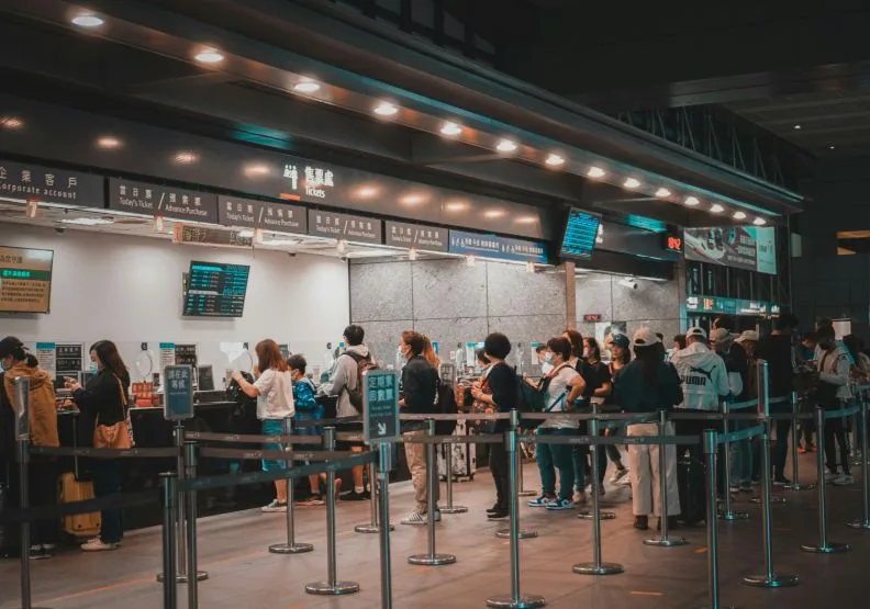 高鐵攜LINE TODAY推預估燈號。圖為台中高鐵站大廳。取自Unsplash，攝影者Lisanto 李奕良。