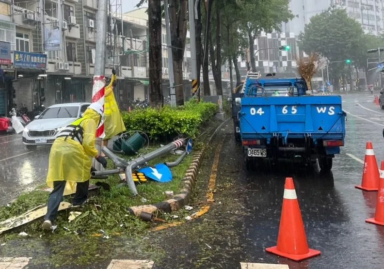 丹娜絲颱風7日已離開，但是豪雨接著來，南部重災區民眾至今無法鬆懈。圖為嘉義市區。取自臉書@勇媽阿惠 - 黃敏惠