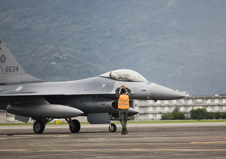 空軍於花蓮基地進行重點科目F-16戰機的「熱加油」操演。國防部提供