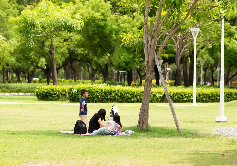 炎炎夏日，孩子要在戶外玩其實也很難受。綠色和平