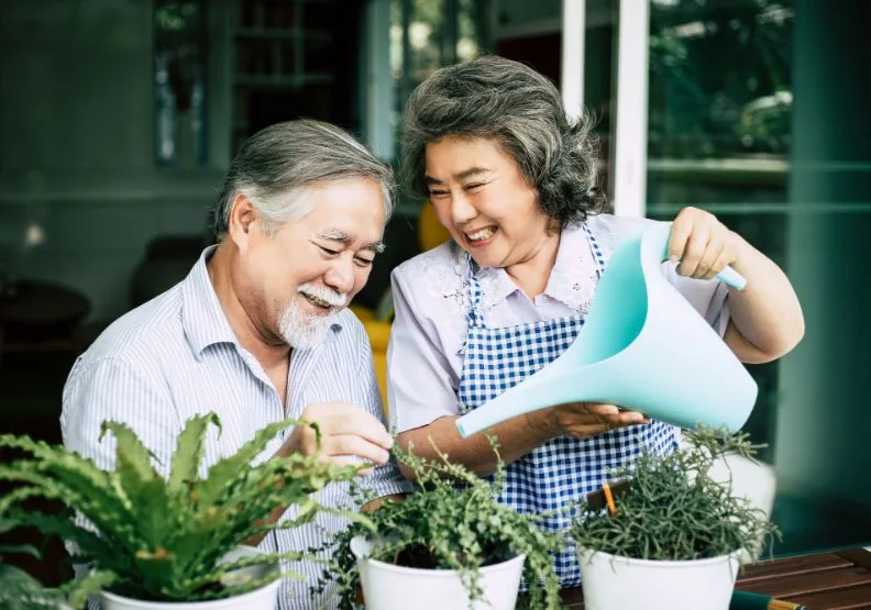 台灣邁入超高齡社會，當壽命延長與失能風險並存，如何維持尊嚴、連結與行動力成為重要課題。freepik by jcomp