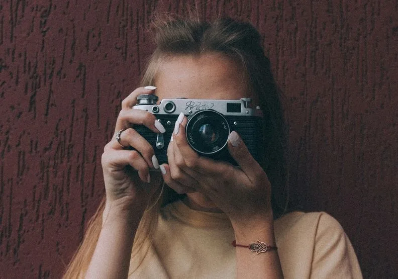 數位相機曾經一度是旅行時的必備單品，但現在幾乎沒人在使用了。unsplash