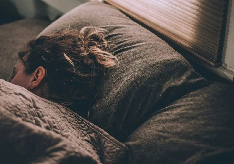 睡眠對健康有益，但研究發現睡太多可能也有反效果。unsplash