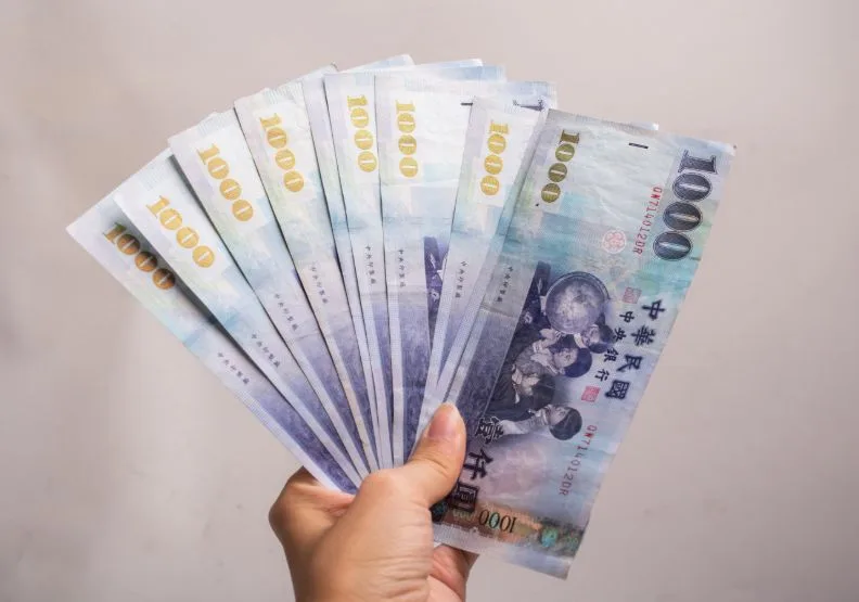 主計總處今天發布10月工業及服務業薪資統計。僅為情境配圖，shutterstock