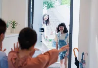 什麼是「女兒賊」？她被家人冷言催婚，彷彿是一個占空間的行李