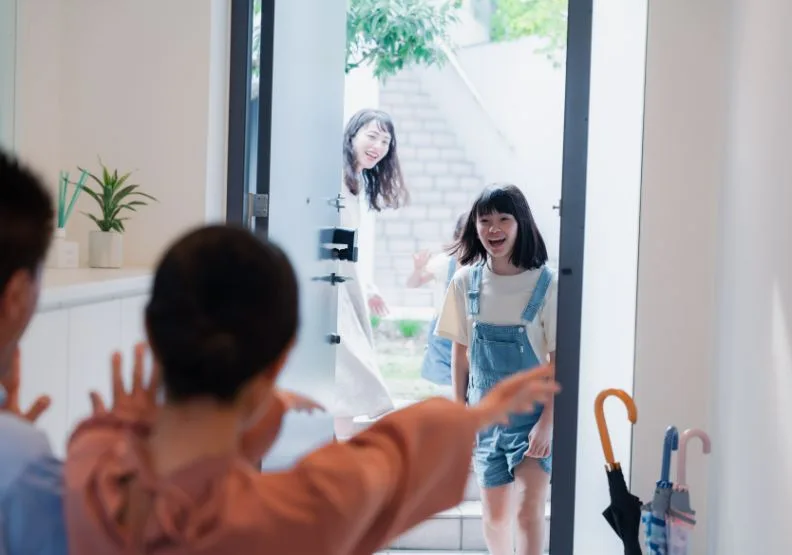 什麼是「女兒賊」？她被家人冷言催婚，彷彿是一個占空間的行李