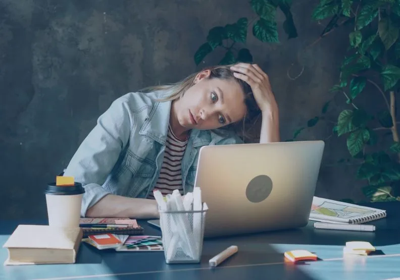 《別忙著加班，不要只當職場中的反應機器》／僅為情境圖，取自unsplash
