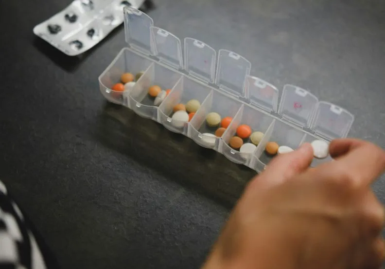 你可知道家裡藥箱裡的藥品，與中國的關聯有多深？一場「醫藥霸權」的無聲進擊正在上演。 unsplash by laurynasm