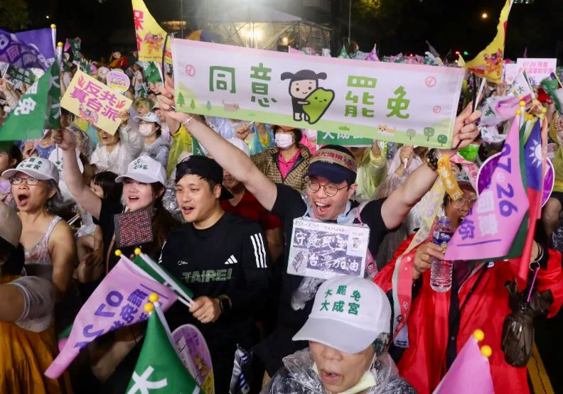 罷團立院外民主守夜籲民眾726投同意罷免票。張智傑攝