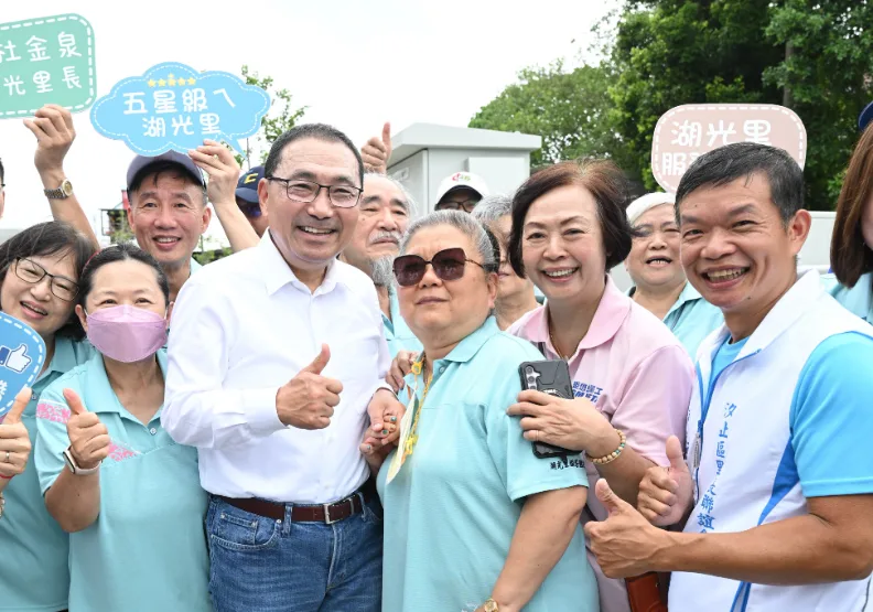 「變得寬敞乾淨了！」新北市長侯友宜與湖光里民看到汐止康寧街三期道路改善工程，為整體環境與道路更趨友善來比讚。
