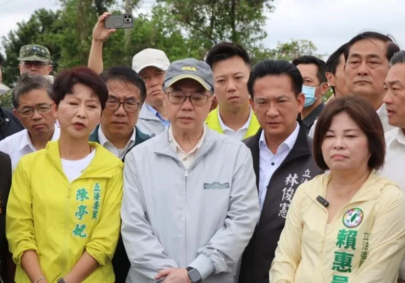 行政院長卓榮泰（前排左二）今到台南後壁區勘災。取自聯合新聞網，萬于甄攝
