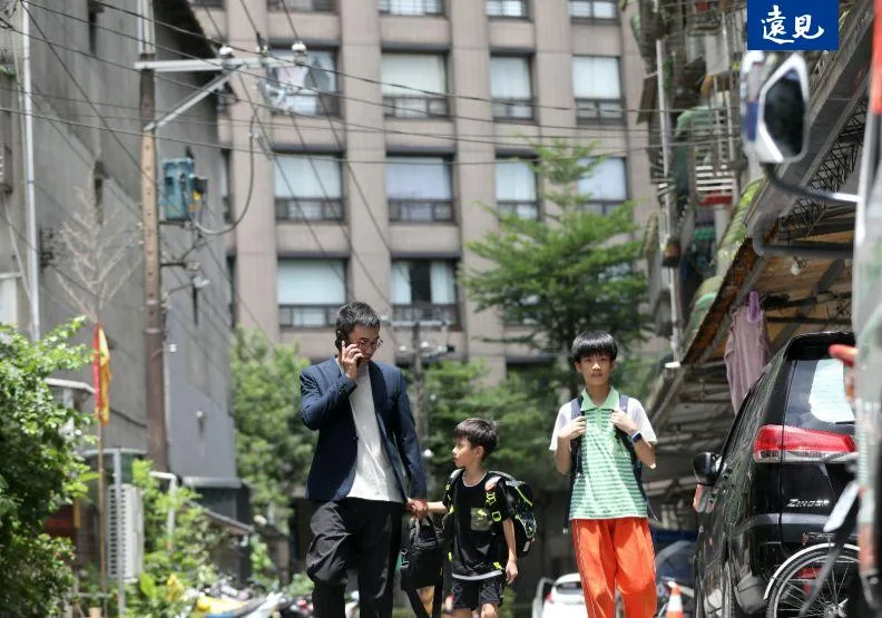 「育兒減少工時」試辦計畫。只要家中有12歲以下子女，家長每日可彈性減少1小時工時。張智傑攝