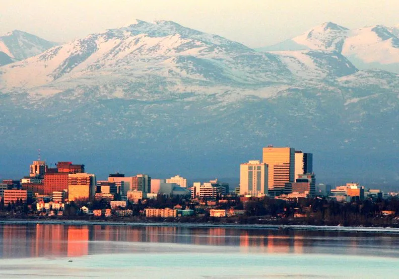 阿拉斯加第一大城安克拉治。wikimedia commons by Frank K. from Anchorage