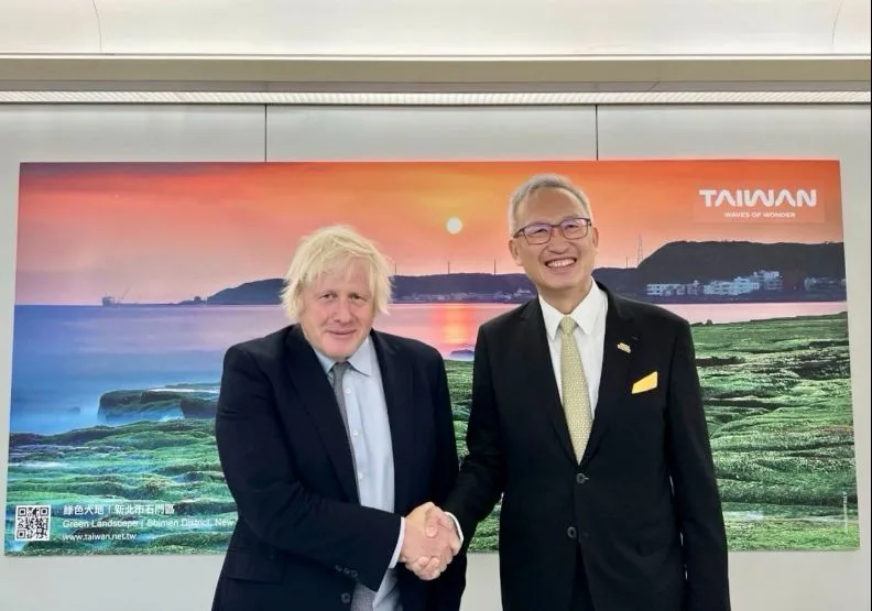 英國前首相強生（左）4日抵台，外交部政務次長吳志中（右）前往接機致意。外交部提供