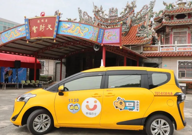 台南市近年極力推動「小黃公車」政策，深入大型公車難以到達的偏鄉聚落及狹小巷弄，解決在地長輩與學生的交通需求。台南市政府提供