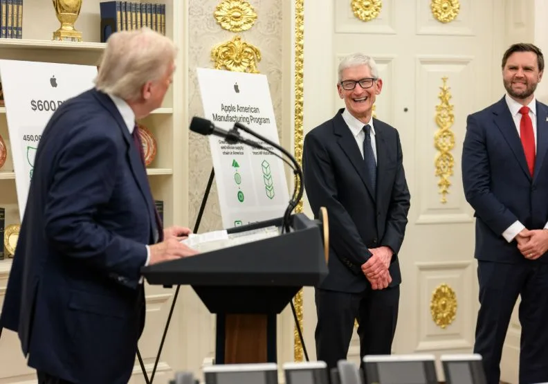 台灣時間7日凌晨，與蘋果執行長庫克（Tim Cook）連袂出席白宮記者會。取自X@WhiteHouse