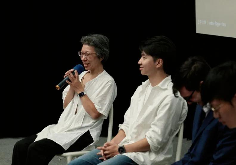 參與基本收入實驗的于媽媽（化名，左）與導演顏子為（右）。UBI Taiwan提供