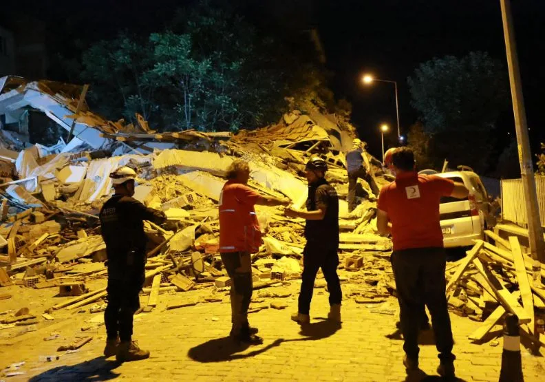西部巴勒克埃西爾省（Balikesir）發生規模6.1地震，造成多棟建築倒塌。取自X@Kizilay