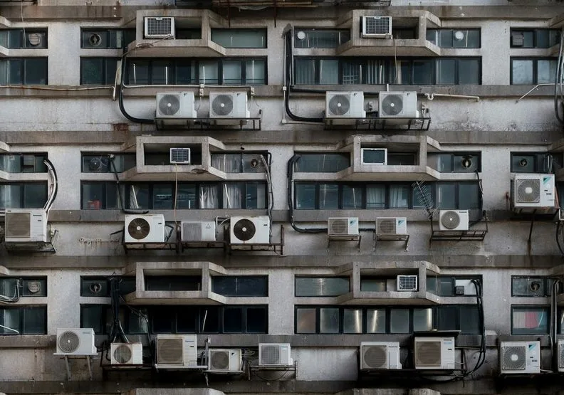 冷氣室外機在運作時，會產生大量的熱能。unsplash