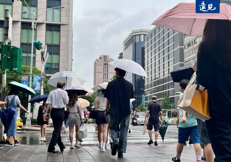 依氣象署豪（大）雨特報，午後對流雲系發展旺盛，易有短延時強降雨。圖為北市街頭，遠見編輯部