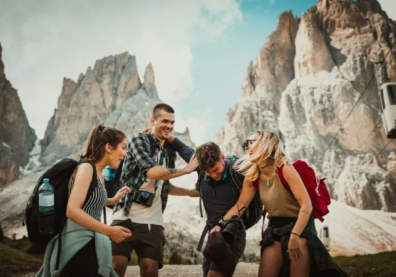 公司聚餐、旅行等社交活動，是觀察團隊、理解人心的絕佳機會。Unsplash by Felix Rostig