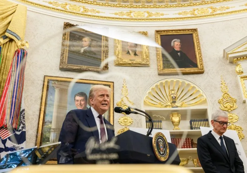 蘋果執行長庫克（右）日前拜會美國總統川普（左）。Flickr by The White House